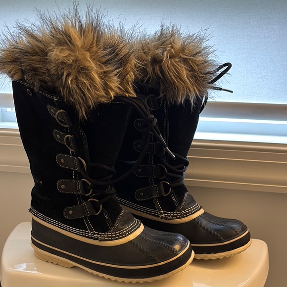Sorel Shoes - Sorel Black and Tan Lace Up Boots with Faux Fur Trim